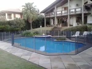 cerca de piscina